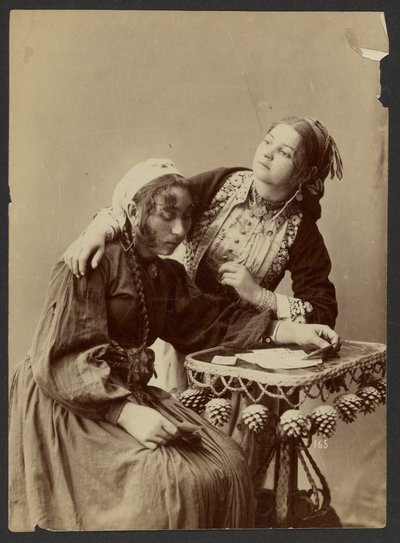 [To kvinner ved skrivebordet] av Unknown artist