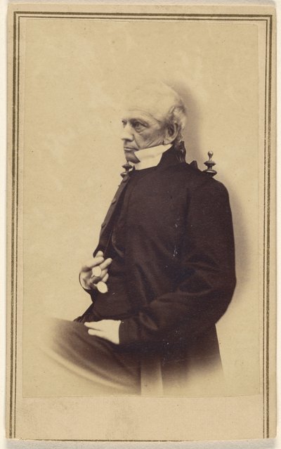 [Uidentifisert, skallet eldre mann sittende, holder en pince-nez] av Unknown artist