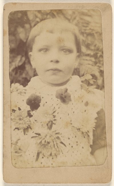[Uidentifisert liten jente iført en blomstrete kjole] av Unknown artist