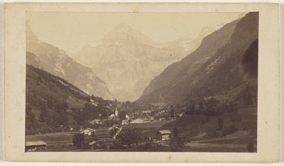 [Uidentifisert dalutsikt med fjell i midten i bakgrunnen] av Unknown artist