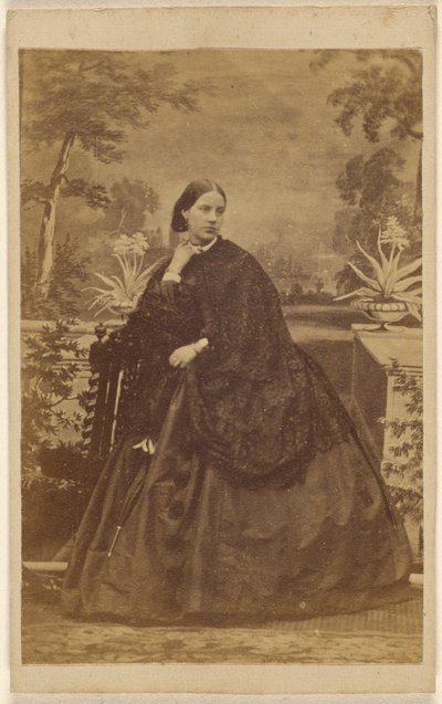 [Uidentifisert kvinne sittende, med hånden mot kragen] av Unknown artist