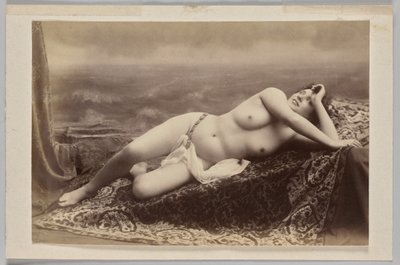 Uten tittel (liggende naken på teppe mot malt bakgrunn av bølger) av Unknown artist
