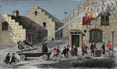 Bruk av brannpumpe for å slukke brann. 1733 gravering. av Unknown artist