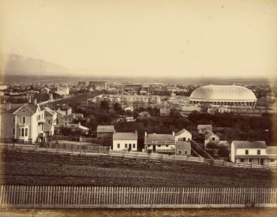[Utsikt over Salt Lake Tabernacle og byen] av Unknown artist