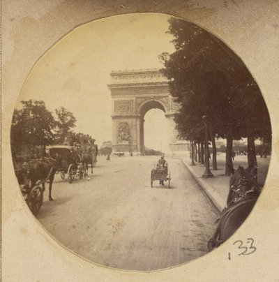 [Utsikt over Triumfbuen, Paris, Frankrike, med vogner i gaten] av Unknown artist