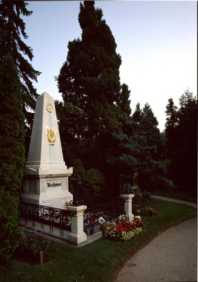 Utsikt over graven til den tyske komponisten Ludwig van Beethoven (1770 - 1827) på den sentrale kirkegården i Wien (Zentralfriedhof), Østerrike av Unknown artist