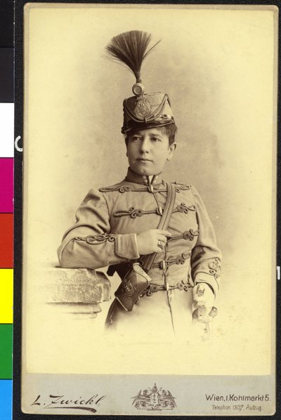 Kvinne i uniform av Unknown artist