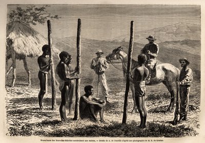 Arbeidere fra de nye Hebridene (eller siden 1980, republikken Vanuatu, en melanesisk øygruppe i det nordlige Ny-Caledonia), bygger et hus som forfatteren møter under en ekskursjon på hesteryggen. Engravure pour illustrrer le voyage à la Nouvelle Caledonie, av Unknown artist