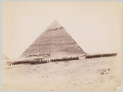 19. Husarer dannet seg foran en pyramide i Giza, Egypt, 1882 ca. av Unknown