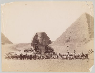 42. Highlanders foran Sfinxen ved Giza, Egypt av Unknown photographer
