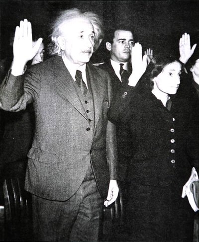 Albert Einstein med sin stedatter Margot avla ed om amerikansk statsborgerskap, New Jersey av Unknown photographer