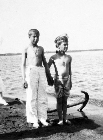 Alexei Tsarevich mens han leker på stranden ved Livadia på Krim (s/hv-bilde) av Unknown photographer