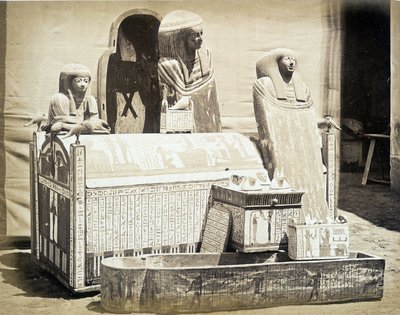 Arkeologiske statuer funnet i Egypt - i "" Photo Album of the 1st Museum of Cairo"" grunnlagt av Auguste Mariette Bey av Unknown photographer