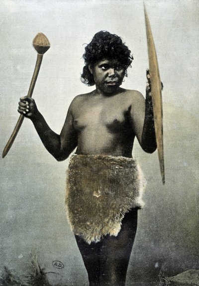 Australsk aboriginsk kone med ansvar for mannens armer - autokrom av Unknown photographer