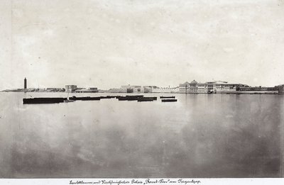 Båter midt i havet med en del av byen Alexandria i bakgrunnen, i Egypt av Unknown photographer