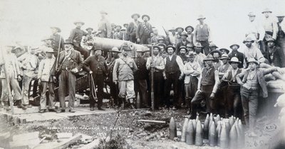 Boerne grupperte seg rundt en kanon under Transvaal-krigen av Unknown photographer