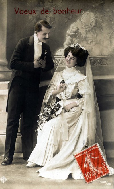 Brudepar. Hilsningspostkort til et bryllup. 1920-tallet. av Unknown photographer