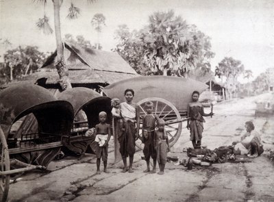 Kambodsjanske på Angkor Vat Road av Unknown photographer
