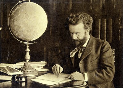 Camille Flammarion ved arbeidsbordet sitt av Unknown photographer