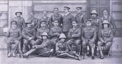 Oberst Owen, major Boole-Smith og de andre offiserene fra Dragoon Guards, fra After Pretoria: The Guerilla War utgitt av Harmsworth Bros Limited av Unknown photographer