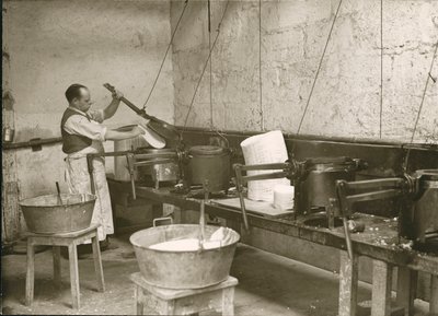 Frankrike, Centre, Indre-et-Loire (37), Turer: Laboratoire Metadier: en mann forbereder formene for å lage Kalmines tabletter av Unknown photographer