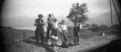 Frankrike: Korsikanske innbyggere poserer ved borgen av en vei av Unknown photographer