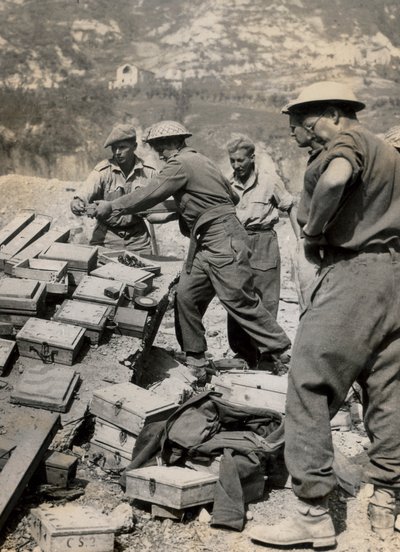 Tyske miner løftet av sappere fra den sjette sørafrikanske panserdivisjonen mens de ryddet motorveien og området rundt i Vado under den nye allierte fremrykningen av Unknown photographer