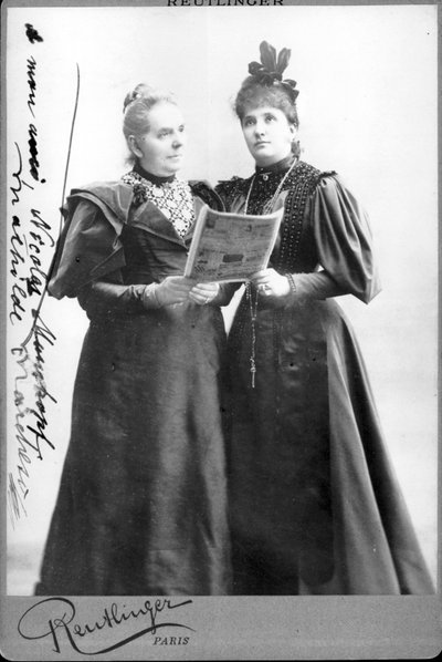 Den tyske sangeren Mathilde Marchesi (1821-1913) og den australske sangeren Nellie (Nelly) Melba (1861-1931). Sent på 1800-tallets fotografi av Unknown photographer