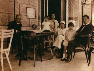 Gruppe mennesker fotografert på en kafé i Pula av Unknown photographer
