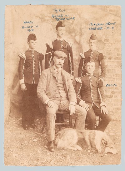 Gruppeportrett av William Carter med sønnene av Unknown photographer