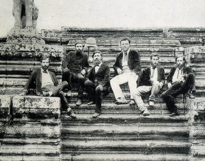 Gruppeportrett av medlemmer av Mekong Exploration Expedition 1866-1868 (Garnier, Doudart de Lagrée) på trappene til Angkor Vat. av Unknown photographer