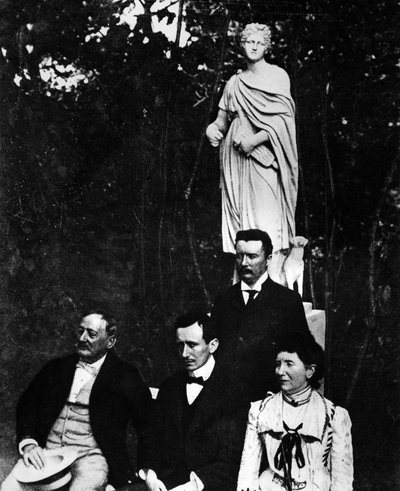 Guglielmo Marconi (1874-1937), Italian physicist and inventor with his parents and brother Alfonso in Pontecchio in 1897. av Unknown photographer
