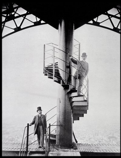 Gustave Eiffel og hans svigersønn Adolphe Salles på trappen til Eiffeltårnet, Paris av Unknown photographer