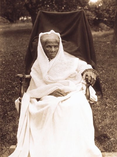 Harriet Tubman, portrett i full lengde, sittende i stol, vendt foran, sannsynligvis hjemme hos henne i Auburn, New York av Unknown photographer