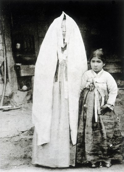 Koreansk kvinne og ung jente av Unknown photographer