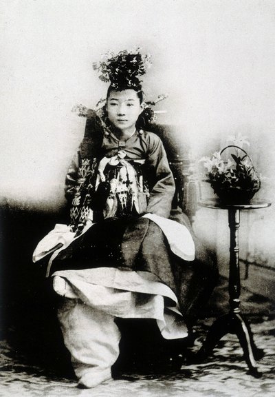 Koreansk kvinne i tradisjonell brudekjole av Unknown photographer
