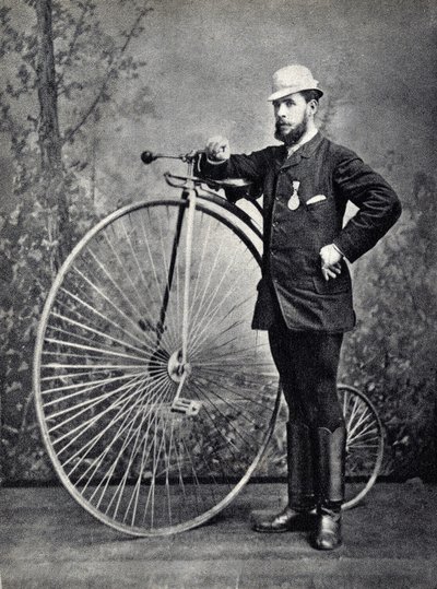 Mann poserer med den store bien (grand bi), velocipedens stamfar. Fotografi, sent på 1800-tallet, Paris. Coll. Selva. av Unknown photographer