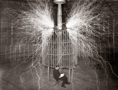 Nikola Tesla sitting in his Colorado Springs laboratory with his “Magnifying Transmitter” av Unknown photographer