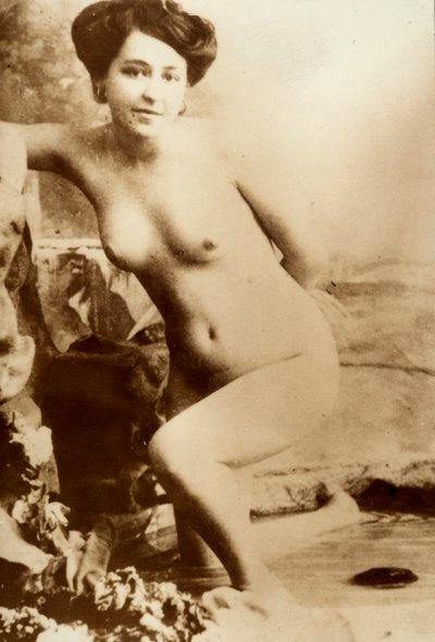 Nakenportrett av en ung kvinne som stiger opp av et badekar. av Unknown photographer