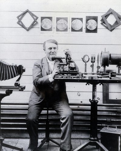 Bilde av Thomas-Alva Edison foran sin fonograf. av Unknown photographer