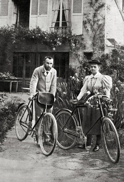 Pierre og Marie Curie i hagen deres av Unknown photographer