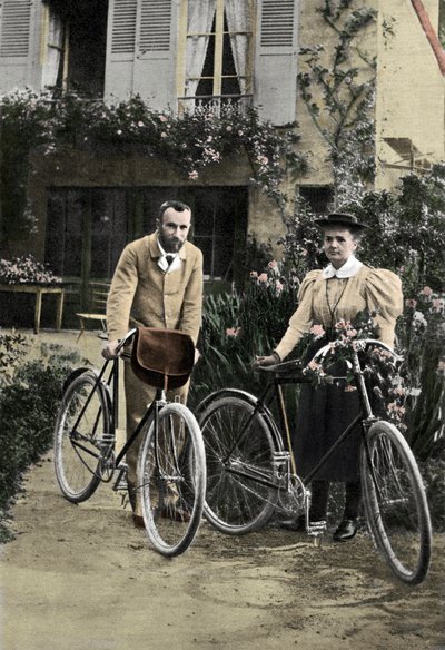 Pierre og Marie Curie i hagen deres av Unknown photographer