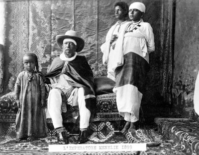 Portrett av keiser Menelik II av Etiopia (1844 - 1913) med sin familie. av Unknown photographer