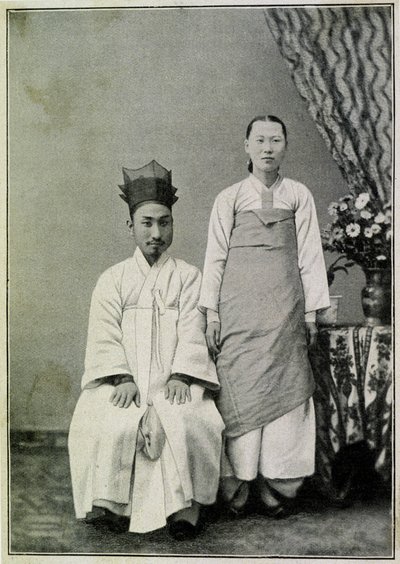 Portrett av en Coreen-tjenestemann og hans kone på slutten av 1800-tallet. av Unknown photographer