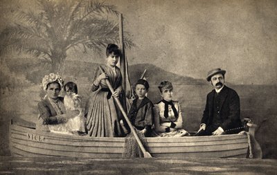 Portrett av en familie med en fotograf, iscenesatt i en båt. Fotografi, sent på 1800-tallet, Paris. Coll. Selva. av Unknown photographer
