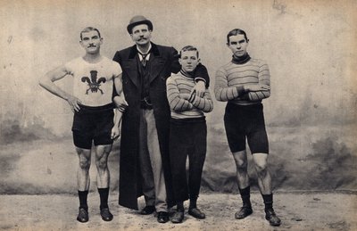 Portrett av Gladiator-sykkelteamet. Fotografi, sent på 1800-tallet, Paris. Coll. Selva. av Unknown photographer