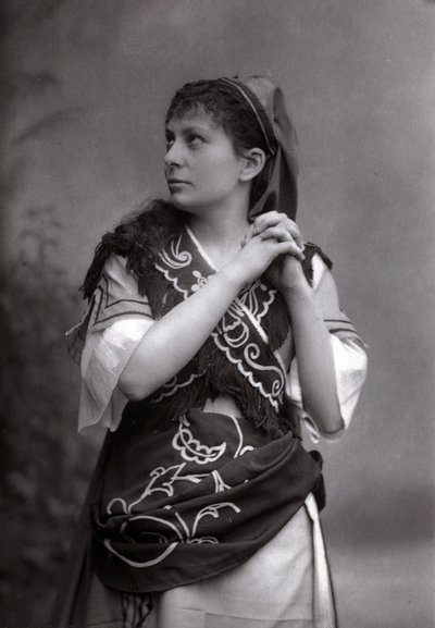 Portrett av sopranen Elisabeth Janvier i «Le Tribut de Zamora»» av Charles Gounod i 1881. av Unknown photographer