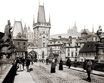 Praha. Karlsbroen og gamlebytårnet. rundt 1890. av Unknown photographer