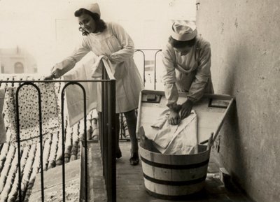 Noen kvinner er opptatt med å vaske på den kvinnelige skolen for profesjonell opplæring quot;Regina Elenaquot; di Imola, i dag ungdomsskolen quot;Innocenzo da Imolaquot; av Unknown photographer
