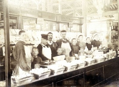 Maison Seigre, ostemaker på Aligre-markedet av Unknown photographer